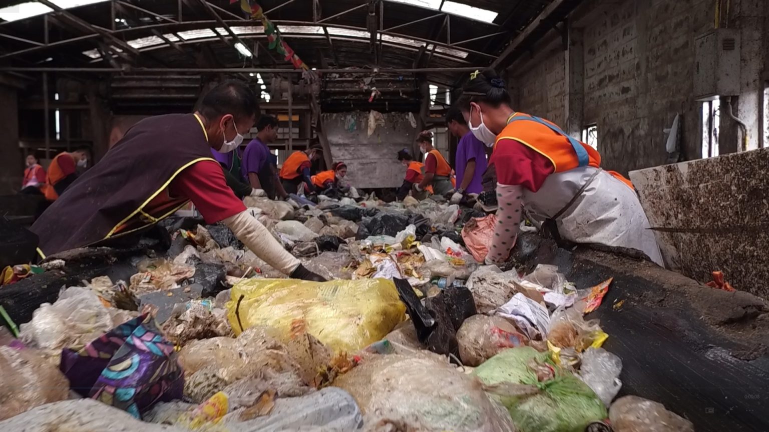 โรงงานคัดแยกขยะ ออฟฟิศที่ไม่มีใครอยากไปเยือน