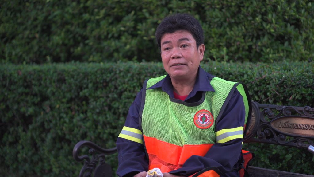 “เหนื่อยนะ แต่มีความสุข” ชีวิตบนความเสี่ยงของพนักงานกวาดถนน