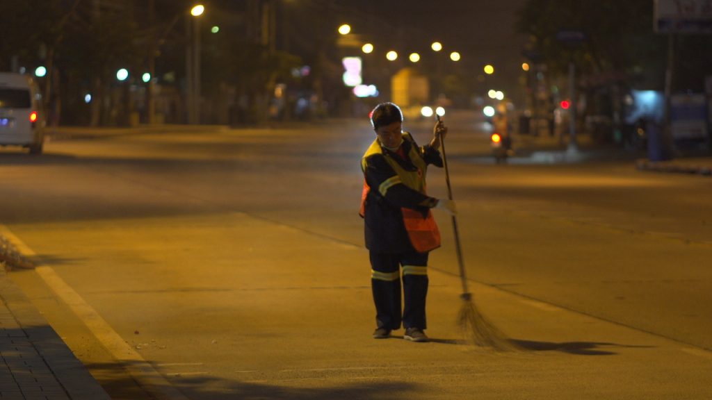 “ล้อหลุด เหล็กร่วง หินกระเด็น” เจอทุกรูปแบบ กับชีวิตประจำวันของพนักงานกวาดถนน
