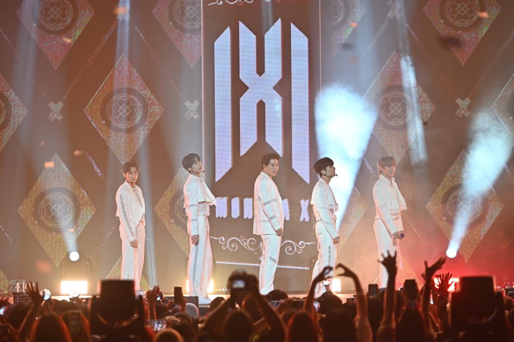 หนุ่มๆ วง  “MONSTA X” (มอนสตาเอ็กซ์) ในคอนเสิร์ตเกาหลี LALAPA K