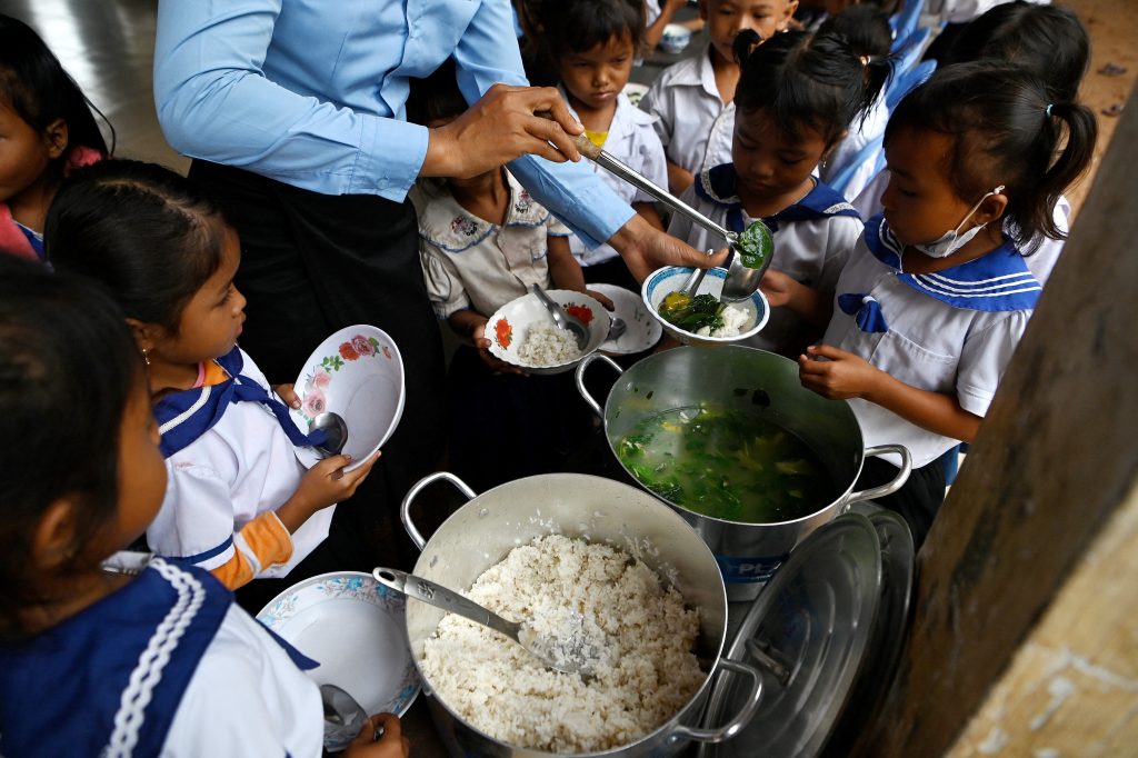 เด็กนักเรียนชาวกัมพูชารอรับอาหาร