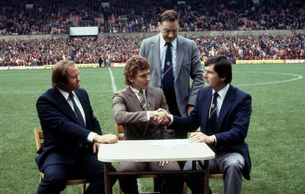 ไบรอัน ร็อบสัน เซ็นสัญญาร่วมทีมแมนฯ ยูฯ ในปี 1981 ท่ามกลางแฟนบอลกว่า 40,000 คน