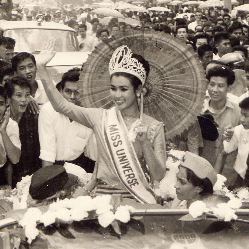 ภาพปุ๊ก-อาภัสรา หงสกุล กลับประเทศไทยพร้อมมงกุฎนางงามจักรวาลปี 1965