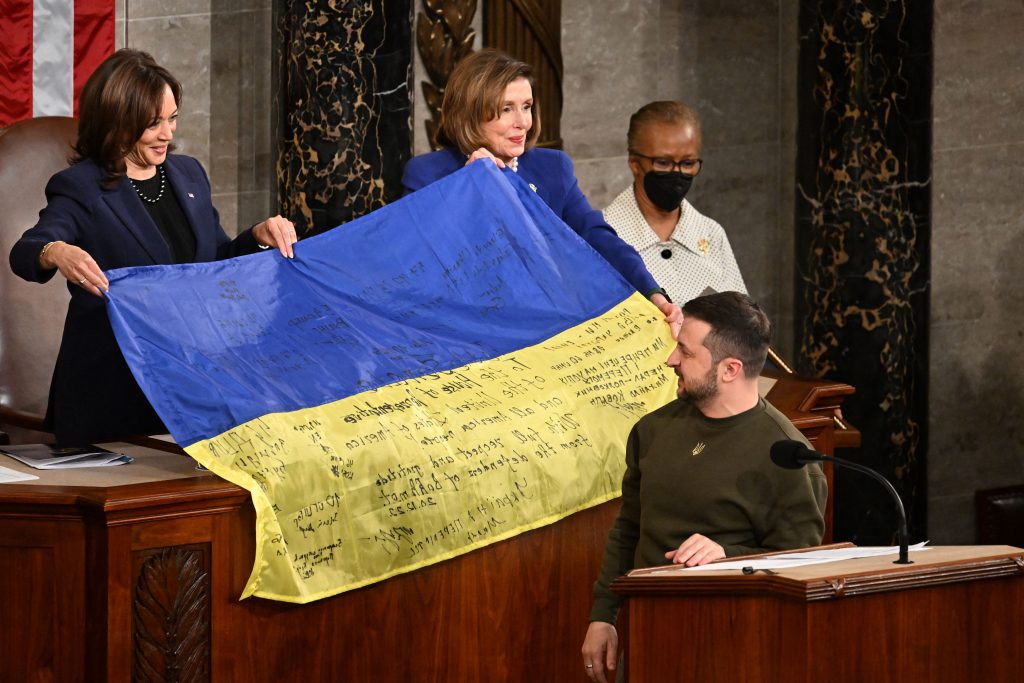 เซเลนสกี มอบธงชาติยูเครนให้ แนนซี เพโลซี ประธานสภาฯ สหรัฐ