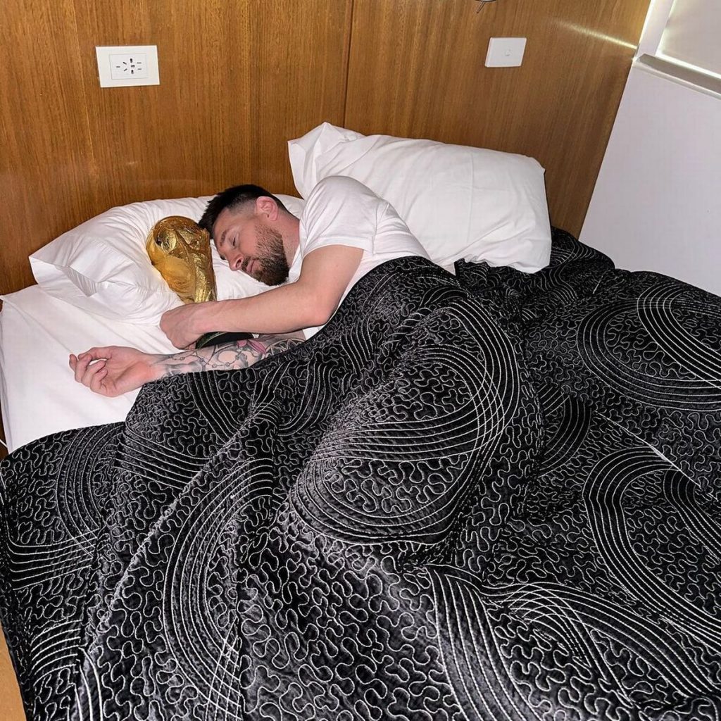 ลีโอเนล เมสซี นอนกอดถ้วยรางวัลฟุตบอลโลก