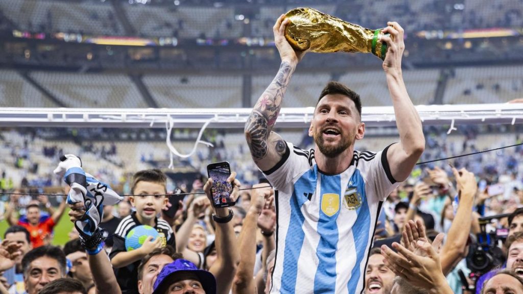 ลีโอเนล เมสซี ฉลองชัยชนะชูถ้วยฟุตบอลโลก 2022