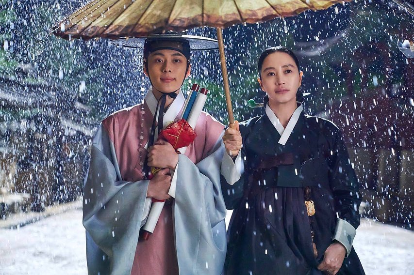 ภาพยู ซอนโฮและคิม ฮเยซู ในซีรีส์ Under The Queens Umbrella 