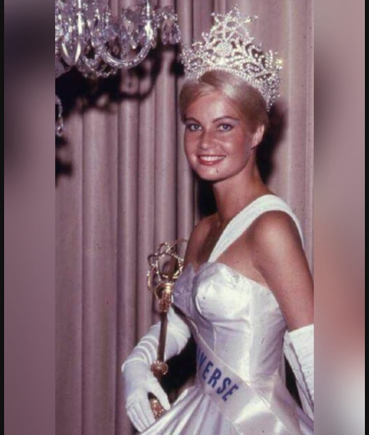 มงกุฎ The Lady Rhinestone Crown โดยสาวงามคนที่สวมใส่ในภาพคือ มาร์ลีน ชมิท มิสยูนิเวิร์ส 1961