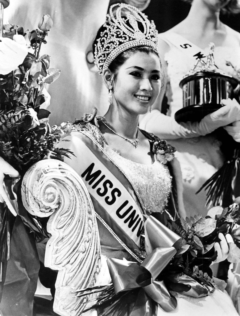 อาภัสรา หงสกุล สาวไทยเจ้าของตำแหน่งนางงามจักรวาลปี 1965 กับมงกุฎรุ่น The Sarah Conventry Crown 