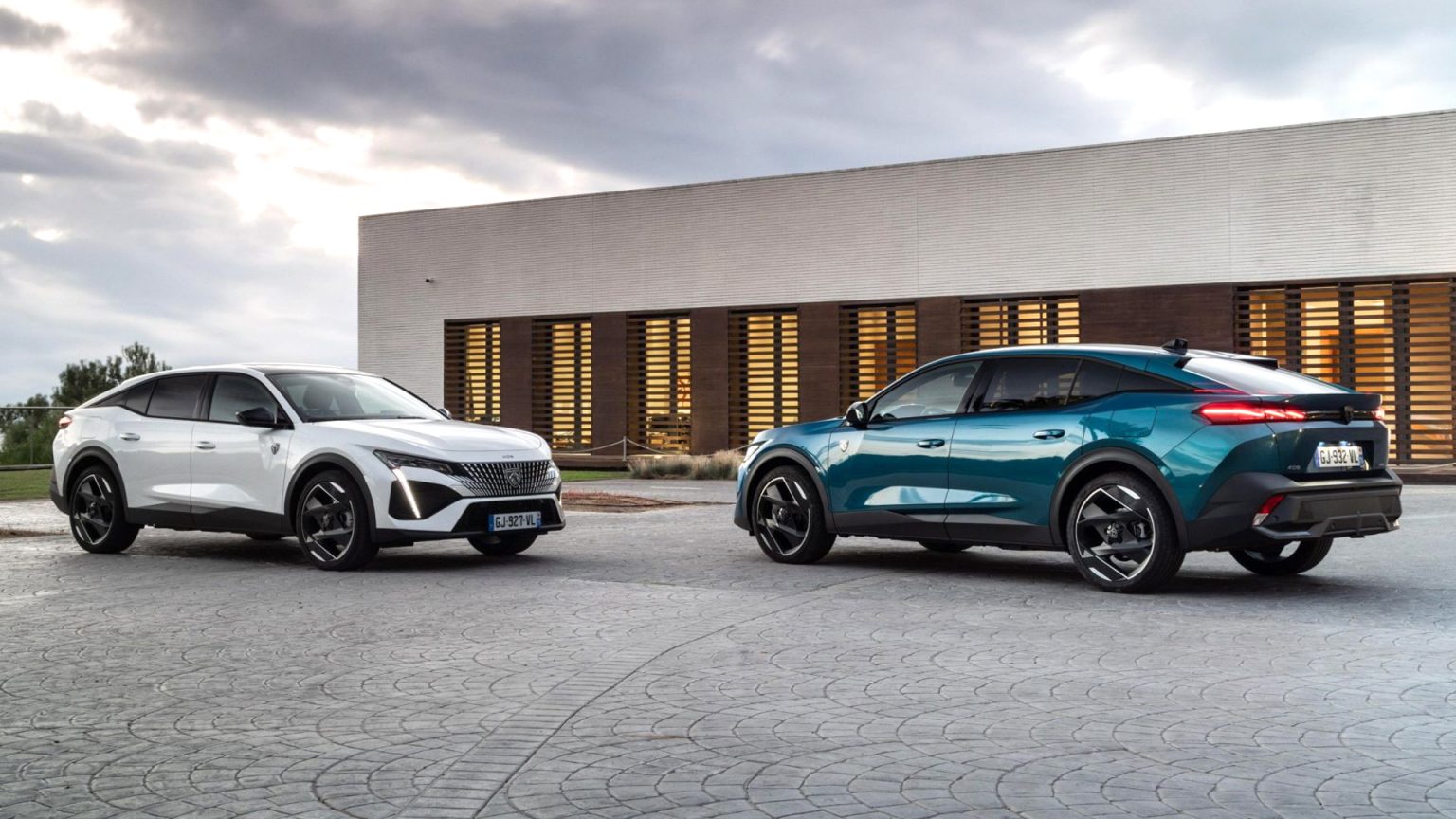 Peugeot 408 Plug-in Hybrid รถยนต์ SUV Coupe สุดหล่อเมืองน้ำหอม