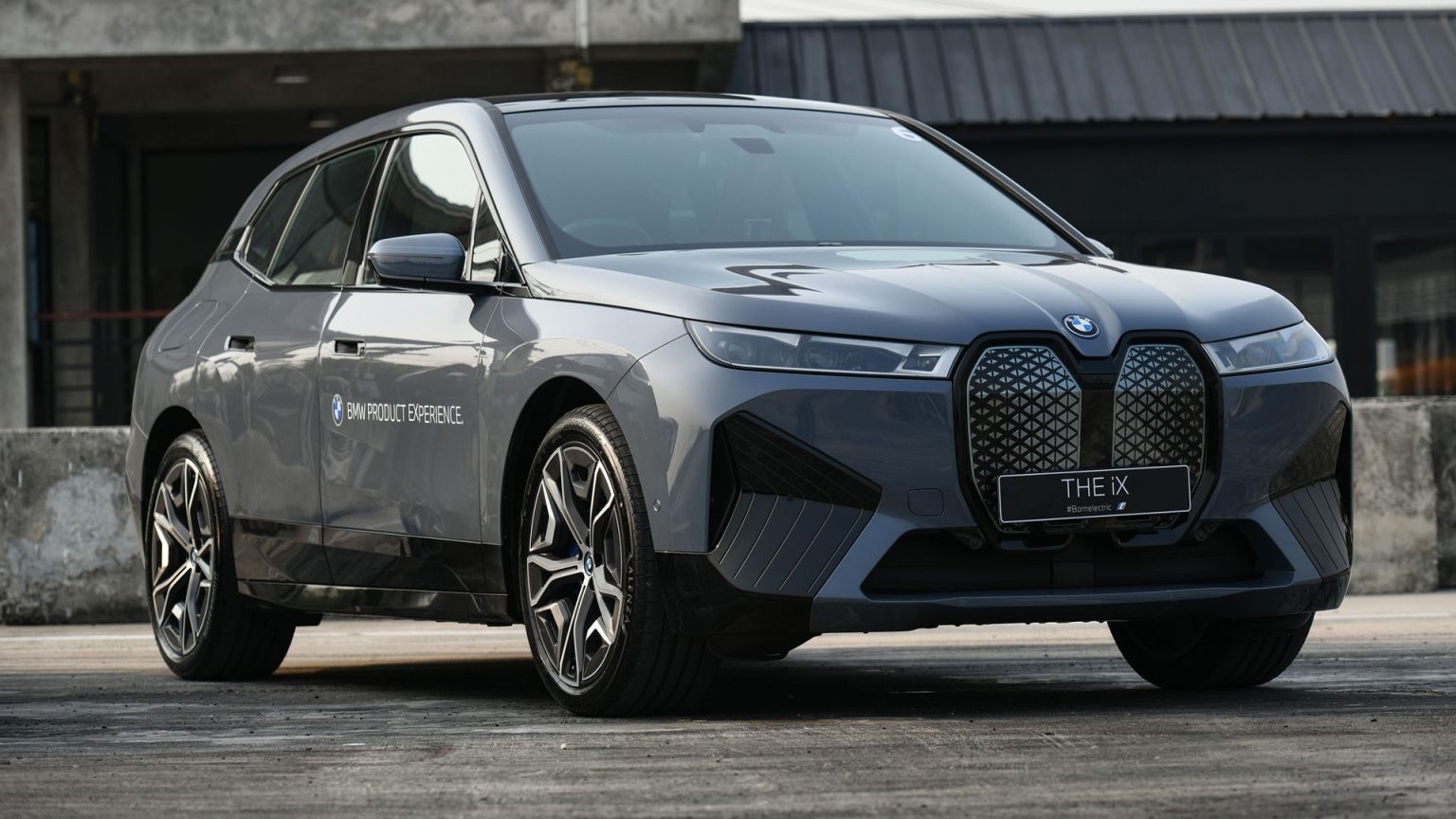 BMW iX xDrive40 Sport ใหม่ SUV ไฟฟ้าสุดหรู ใช้งานแสนสบาย