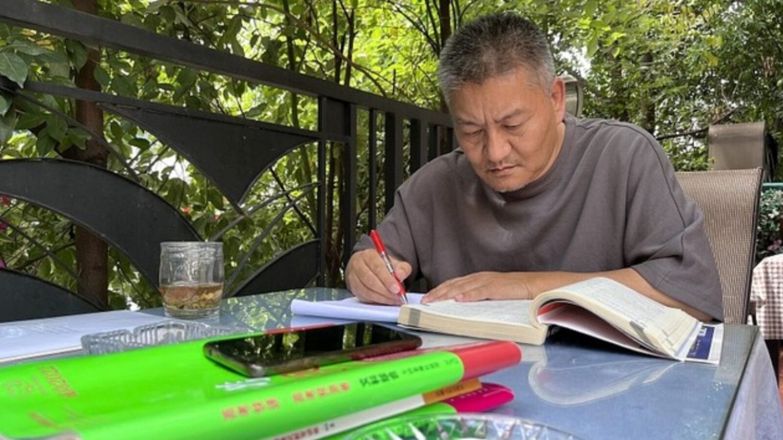 มหาเศรษฐีวัย 56 ปี สอบเข้ามหาลัย 27 ครั้ง ไม่ผ่านสักที