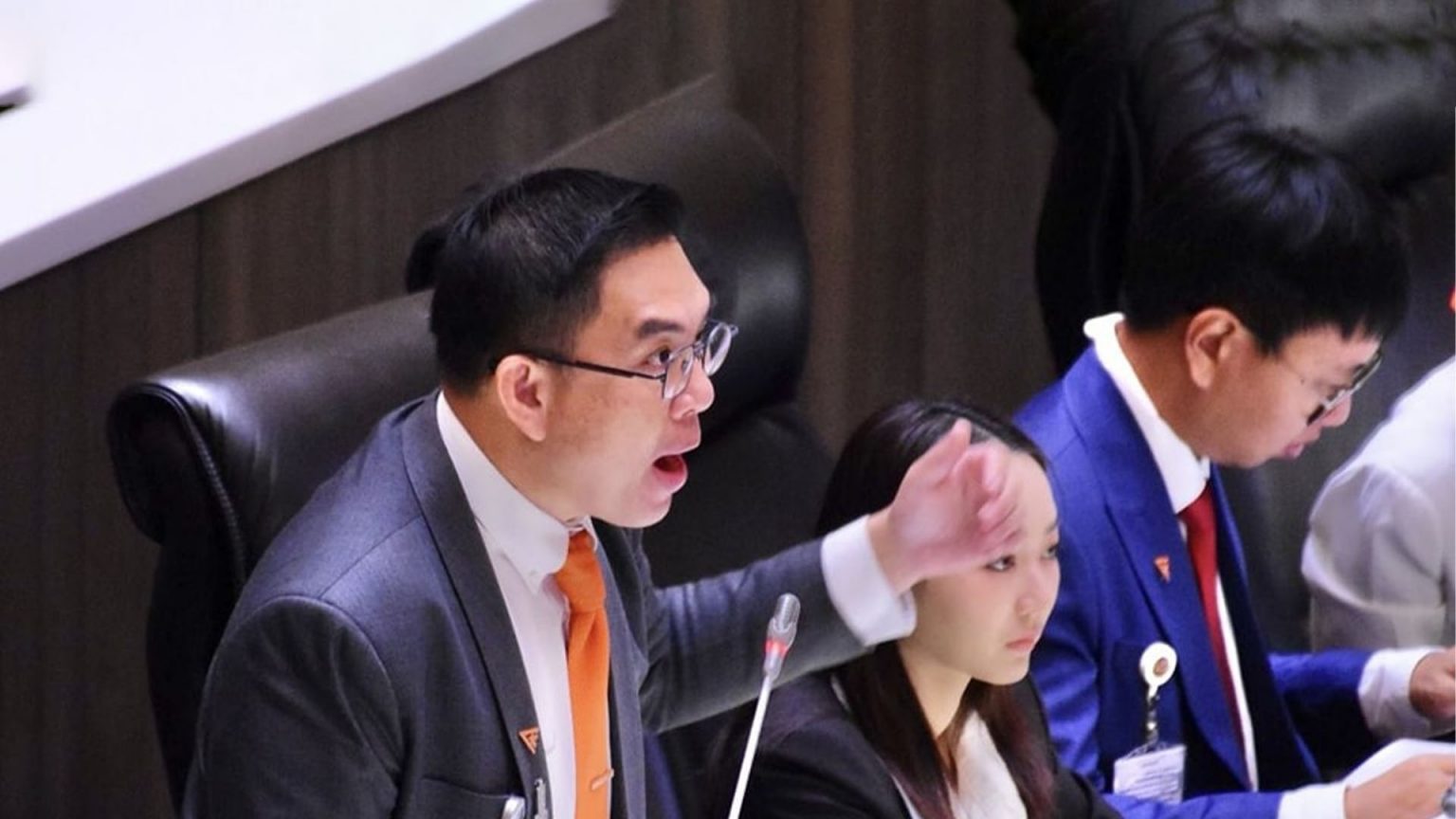 วิโรจน์ ลักขณาอดิศร : ผู้ปลุกใจคนในพรรคก้าวไกลยอมหน้าด้านเพื่อประชาชน