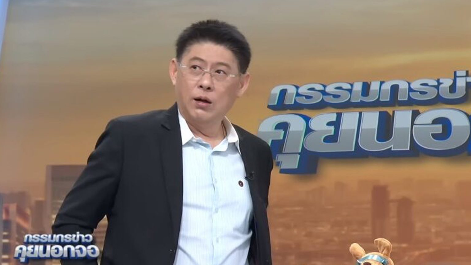 “ถึงกับลุกขึ้นยืน” รวมลีลา “สรยุทธ” ถูกวิจารณ์การนำเสนอข่าว