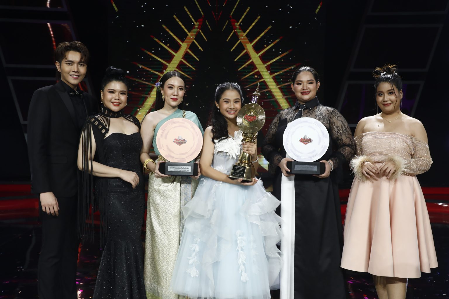 “เบลโลล่า-กนิษฐา” ครองถ้วยพระราชทานคว้าแชมป์อายุน้อยที่สุดของ “The Golden Song เวทีเพลงเพราะ 5”