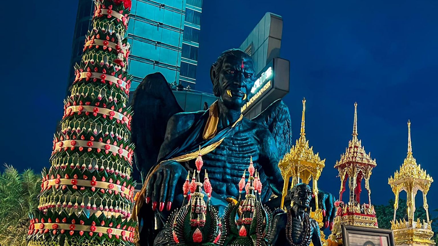 แห่กราบไหว้ “ครูกายแก้ว” เพราะขาดสิ่งยึดเหนี่ยว ปลุกกระแสขายตลาดคนจีน