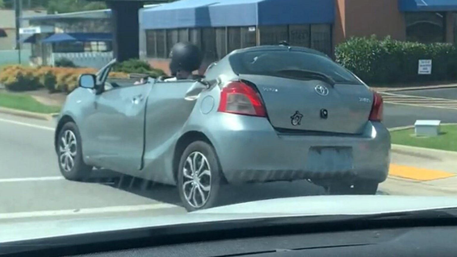 คลิปไวรัล! โตโยต้า ยาริส เปิดประทุน สภาพยับ แต่ยังซิ่งได้