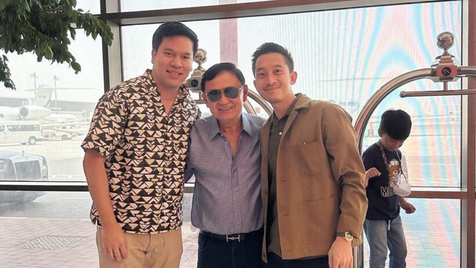 เผยภาพ ‘ทักษิณ’ เช็กอินสนามบินดูไบ ครอบครัวพร้อมหน้า รอรับกลับบ้าน