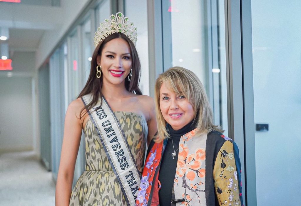 แอนนา เสืองามเอี่ยม และ พอลล่า ชูการ์ต ประธานองค์กร Miss Universe Organization