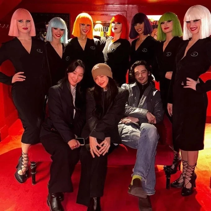 ลิซ่า BLACKPINK กับทีมนักแสดง Crazy Horse Paris