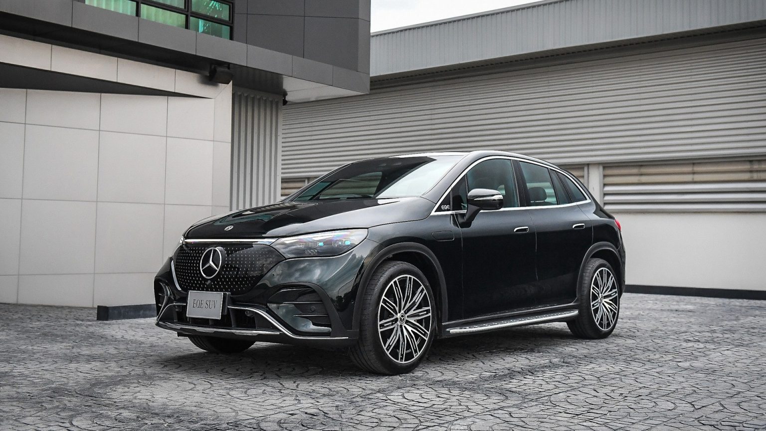 เปิดตัว EQE 350 SUV พร้อมราคาออฟชั่นเร้าใจ หรูหราขั้นสุด