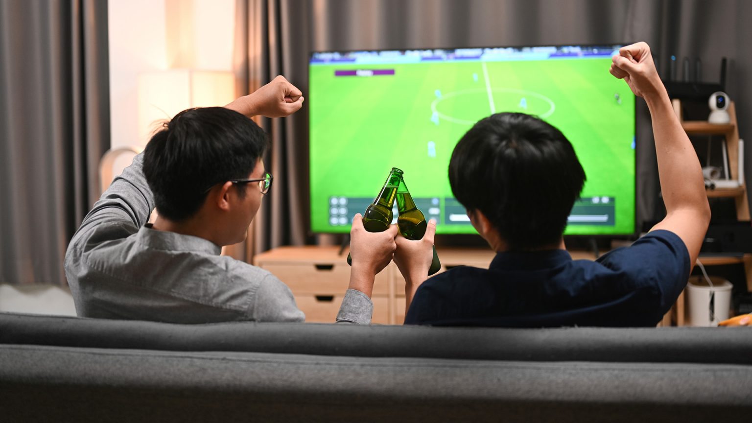 ต้องทำตัวอย่างไง! เมื่อสามีใหม่กลายเป็นเพื่อนสนิทกับสามีเก่า แวะมากินข้าวเย็น เล่นเกม ดูฟุตบอลด้วยกัน