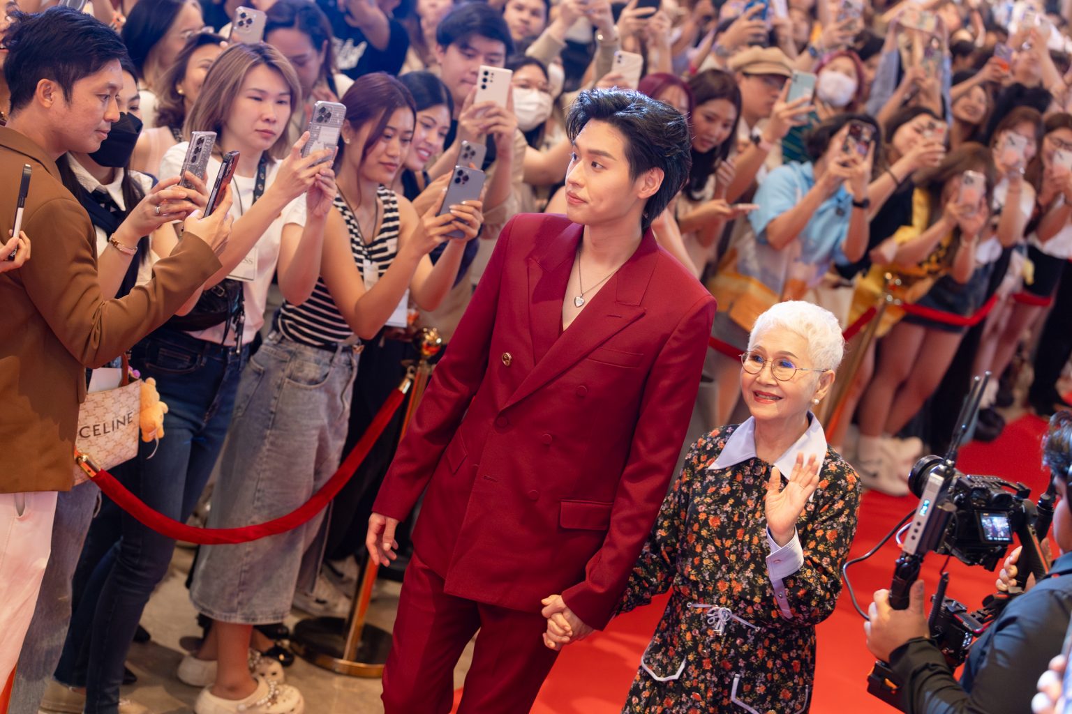 “GDH” จัดงานกาล่าพรีเมียร์ ภาพยนตร์ “หลานม่า” “บิวกิ้น” โชว์ร้องเพลงประกอบภาพยนตร์ “สวยงามเสมอ”