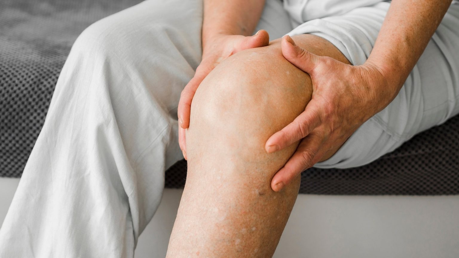 ปวดข้อ เข่าติดขัด บวมแดง อาจเป็น “โรคข้อเข่าเสื่อม” ภาวะเข่าสึกหรอที่เป็นได้ทุกวัย