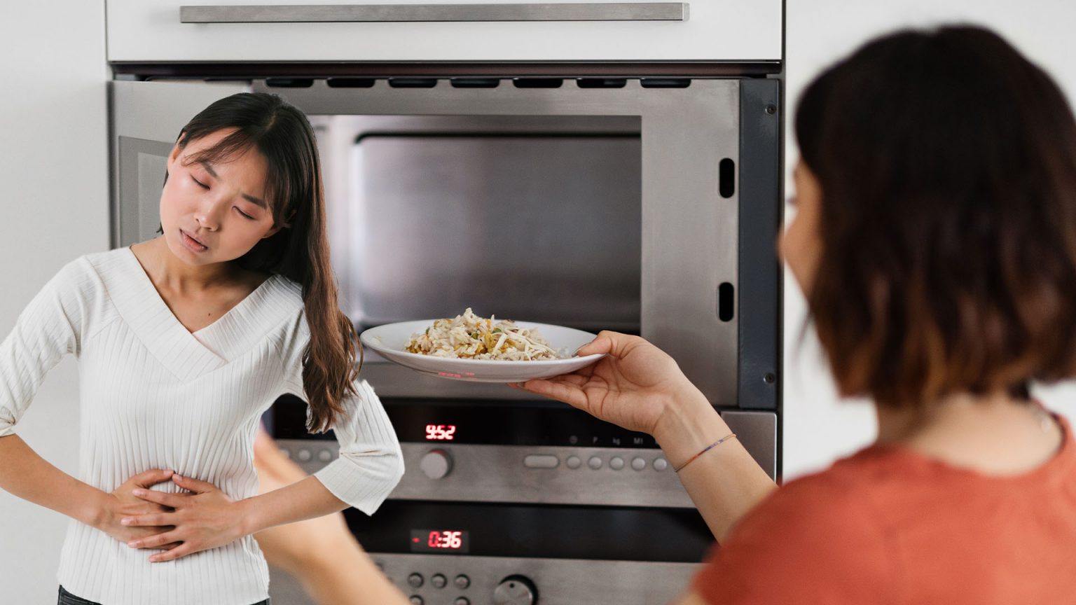 หมอแล็บ ไขข้อสงสัย อุ่นอาหารแล้ว ทำไมยังท้องเสีย?