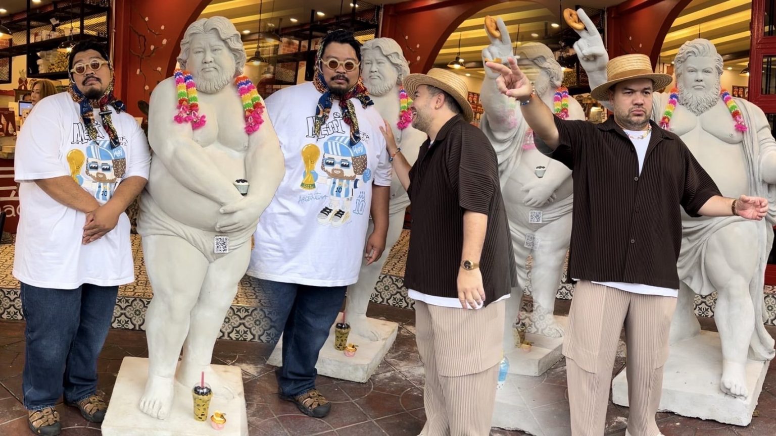 รูปปั้นยักษ์สูงกว่า 2 เมตร หน้าตาคล้าย 2 ศิลปินอารมณ์ดี “ป๊อบ-โอ๊ต”