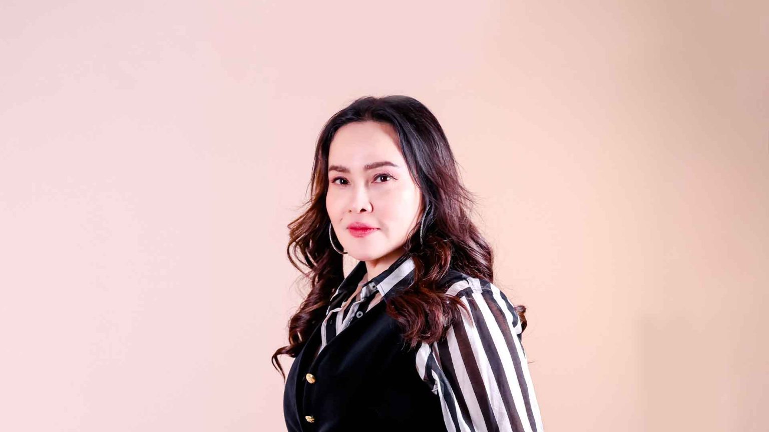 “เป็นนางเอกจะมาทำลายวงการเพลงหรือเปล่า”  คำสบประมาทตลอดเส้นทางของ ใหม่ เจริญปุระ