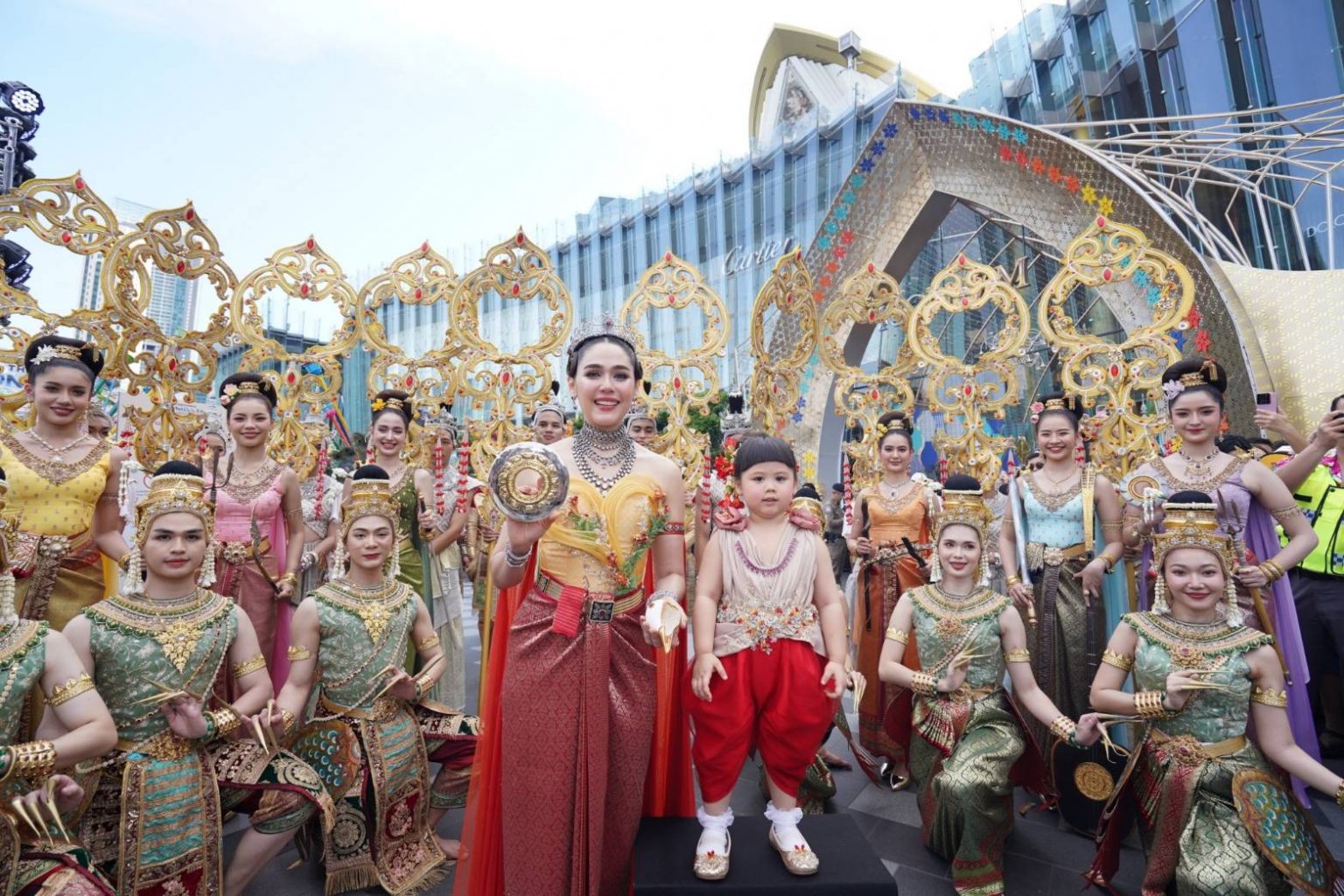 ไอคอนสยามสร้างปรากฏการณ์! คว้า “ชมพู่ อารยา” รับบทบาทนางทุงสะเทวี ควงคู่ “น้องแอบิเกล” นำขบวนแห่สงกรานต์