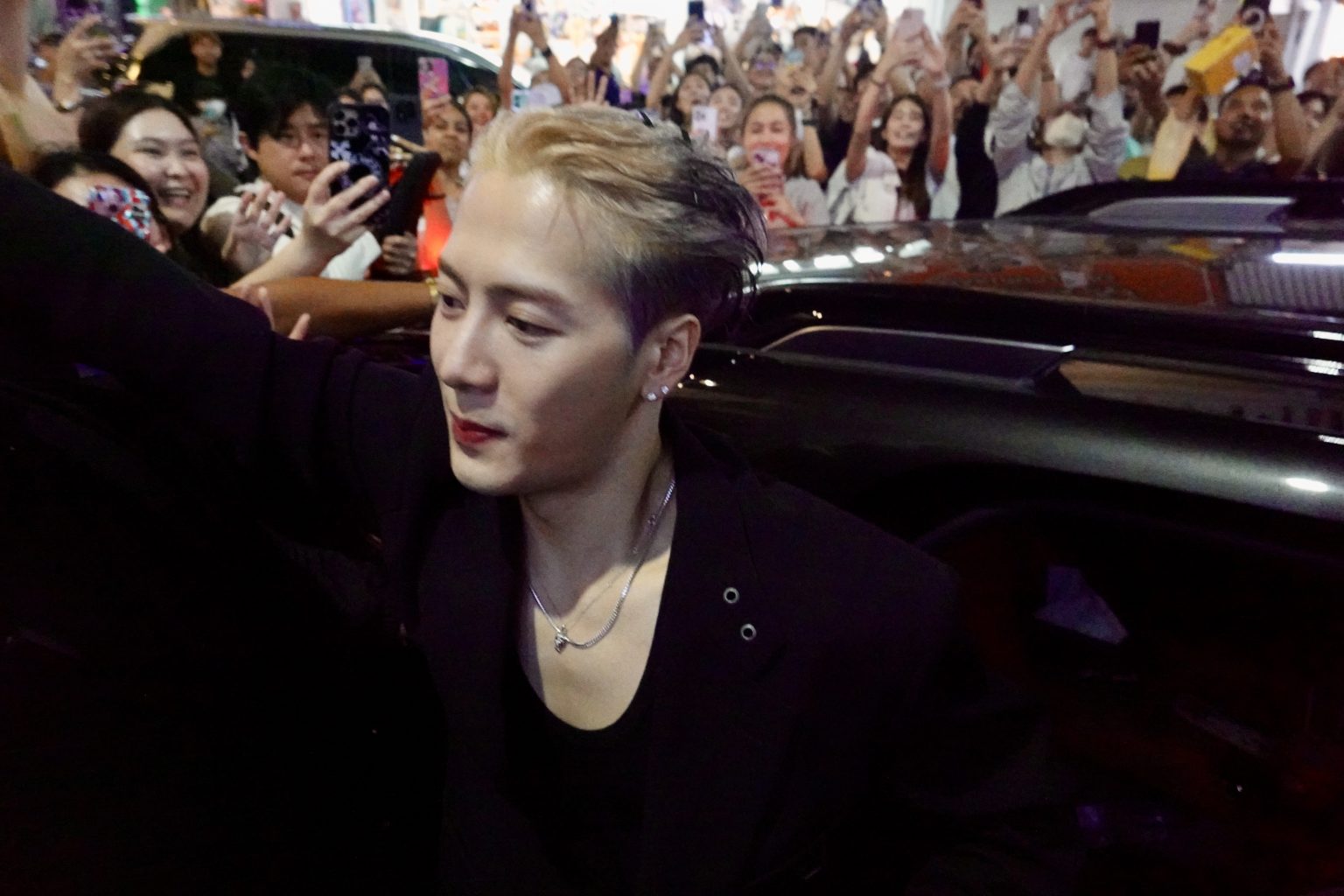 “แจ็คสัน หวัง” อุ่นเครื่องเยือนไทยครั้งแรกของปี แวะชิมก๋วยเตี๋ยวเรือร้านดัง