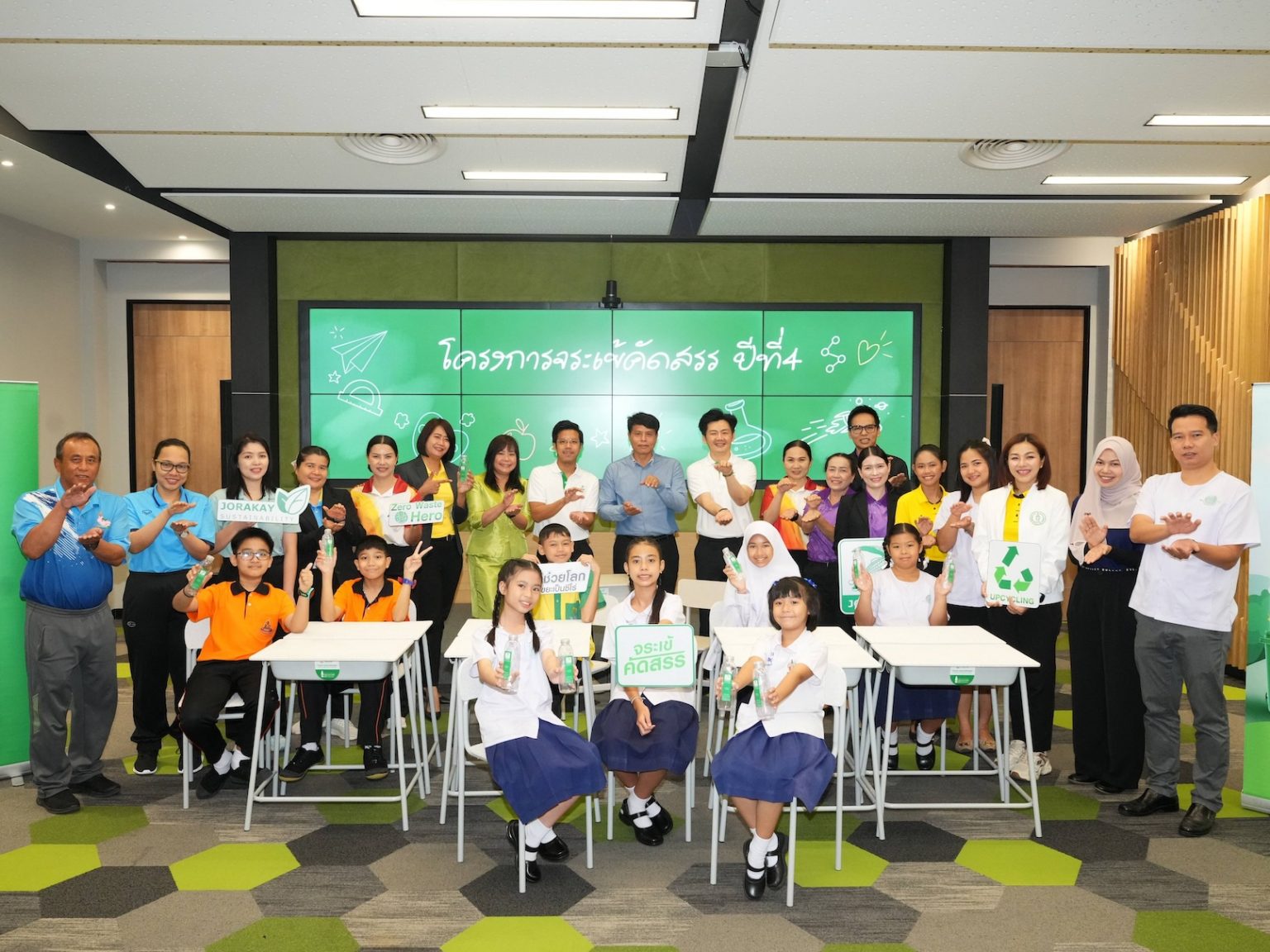 “จระเข้” แปลงขยะเป็นอนาคต ส่งมอบโต๊ะ-เก้าอี้นักเรียนรักษ์โลก 400 ชุด