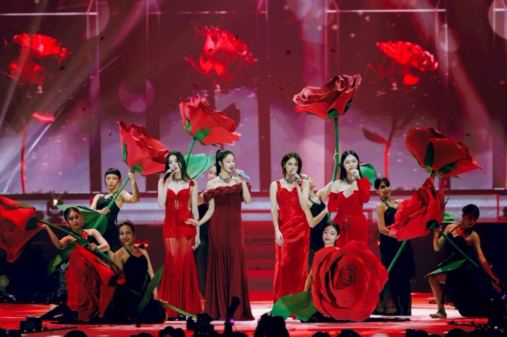 BLUSH BLOSSOM FAN FEST