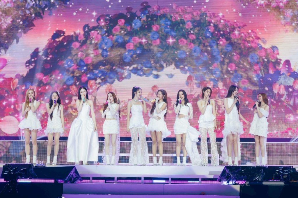 BLUSH BLOSSOM FAN FEST
