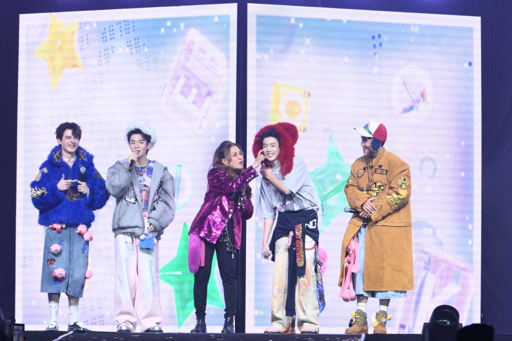 GELBOYS CLOSE FAN MEETING