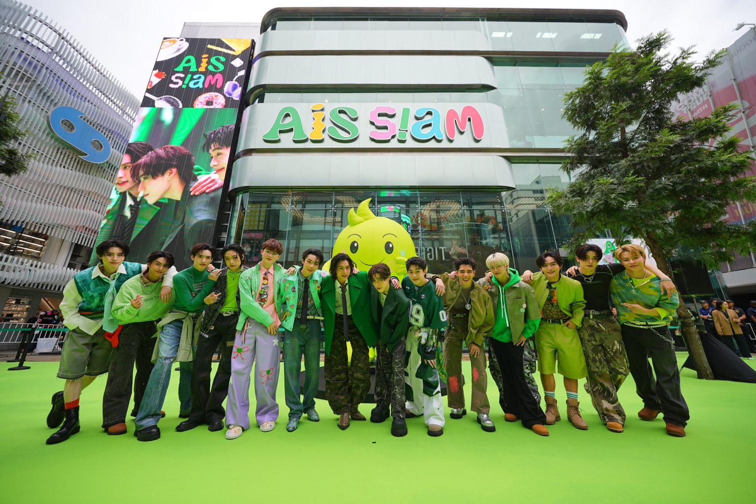 สยามแตก! บิวกิ้น-พีพี , BUS , GELBOYS พร้อมเหล่าเซเลบ Teen ICON เดิน Green Carpet ในงานเปิดตัว “AIS SIAM” เพลย์เฮ้าส์แห่งใหม่ใจกลางสยาม