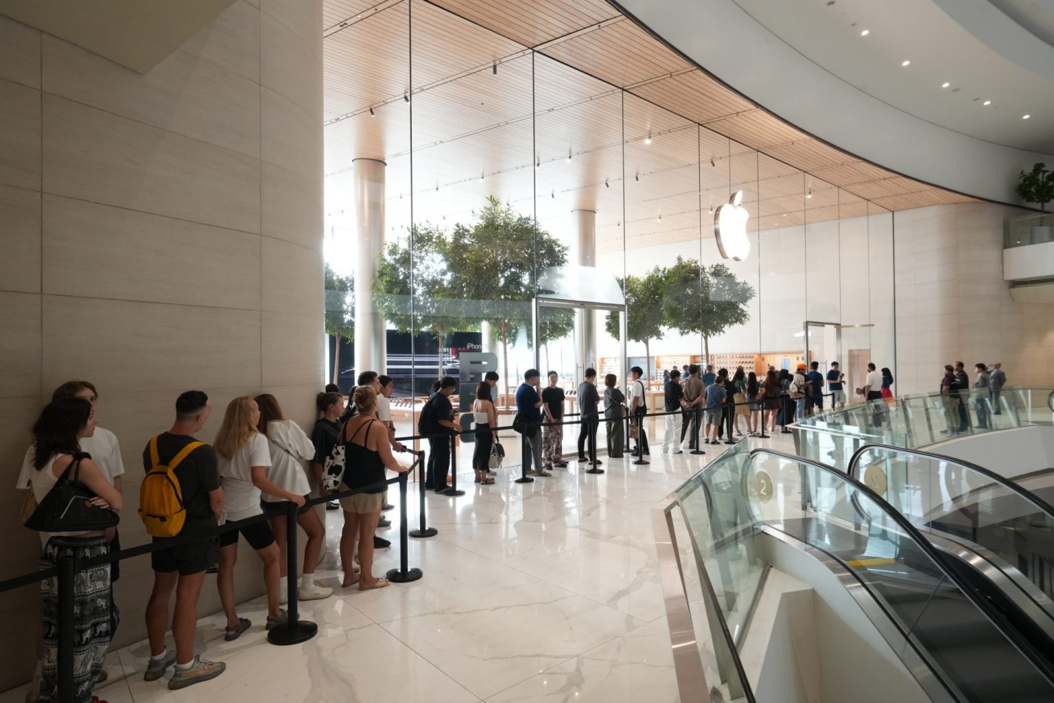 Apple Store ICONSIAM คึกคัก! ลูกค้าแห่รับ iPhone 17 ล้นหลาม!