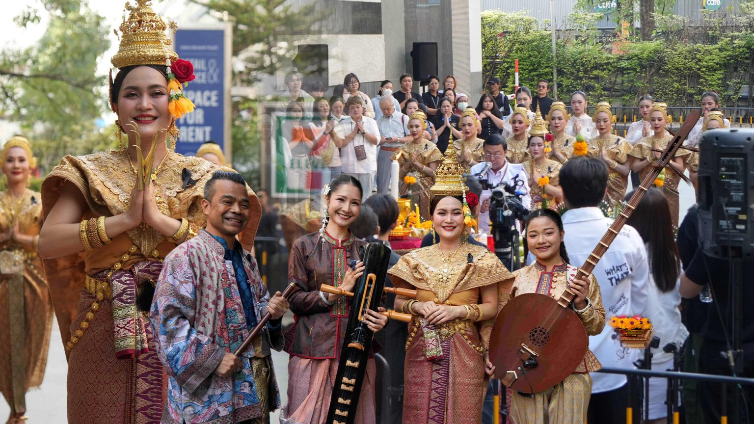 “ก้านตอง ทุ่งเงิน” รำแก้บนถวายศาลหน้าตึกแกรมมี่ หลังยอดวิว 3 เพลงดัง ทะลุ 500 ล้านวิว!