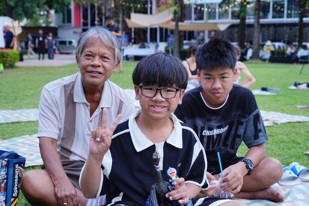 พลเดช แสงสมบัติ พาหลานสองคนมานั่งชมดนตรี