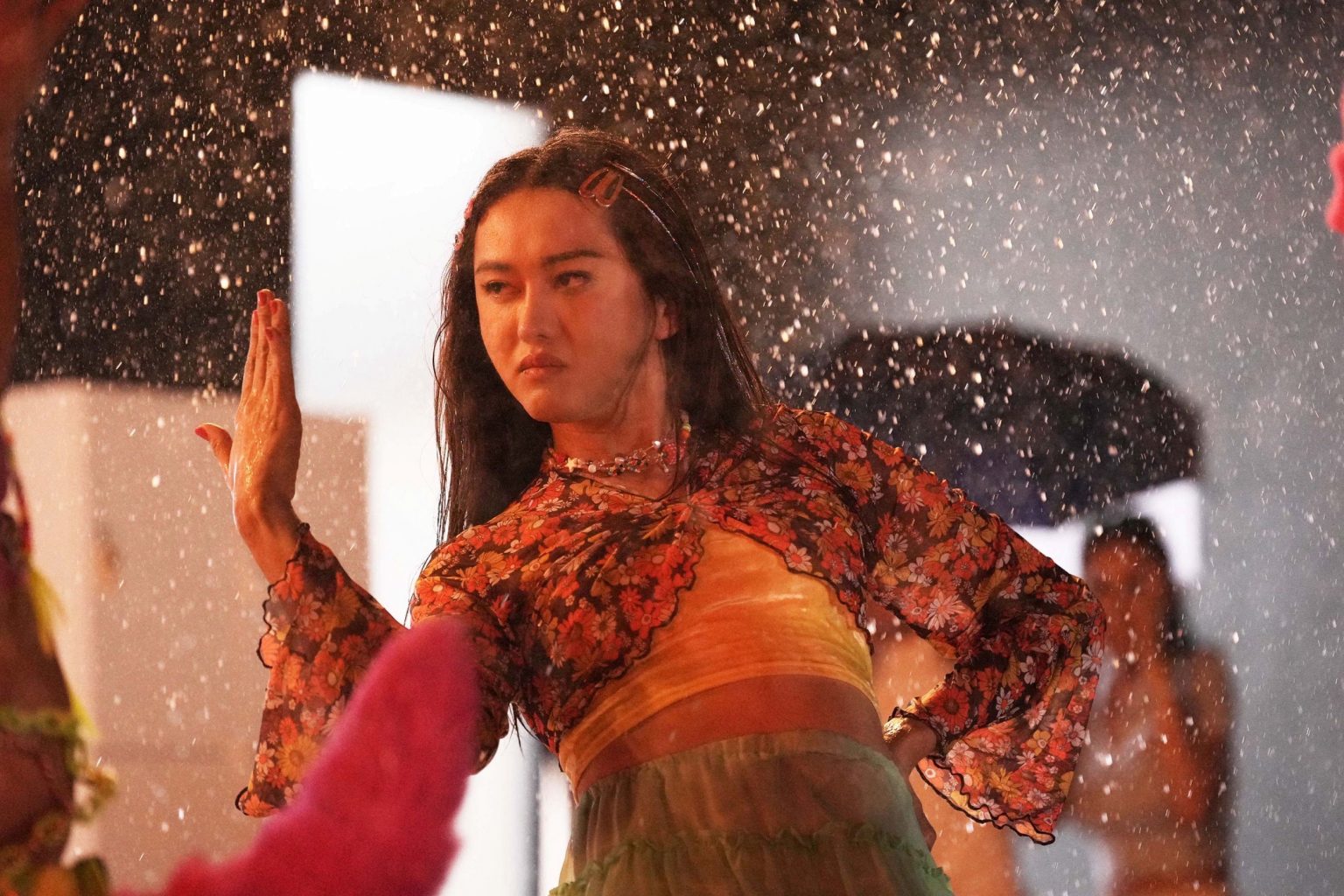 “นินิว” สวมวิญญาณนักร้องไอดอลสายมู ในภาพยนตร์ “ดีว่า..ราวี”