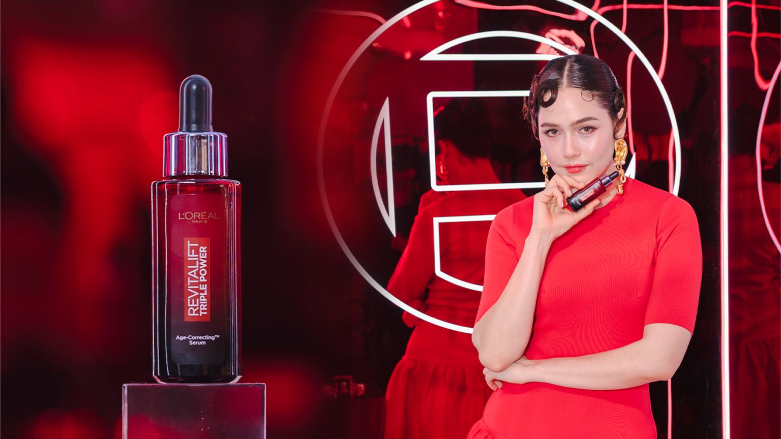 ชมพู่ อารยา อวดผิวดูอ่อนเยาว์ สวยสะกดทุกสายตา ในงานเปิดตัว L’Oréal Paris Revitalift Triple-Power