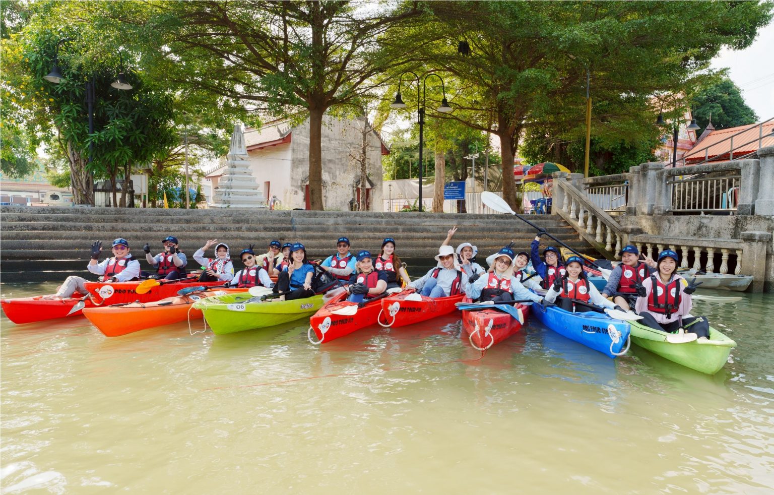 ไอ.ซี.ซี.รวมพลังพนักงาน พายเรือคายัคเก็บขยะฟื้นฟูคลองรอบวัดชลอลดก๊าซเรือนกระจกสู่สังคมคาร์บอนต่ำ