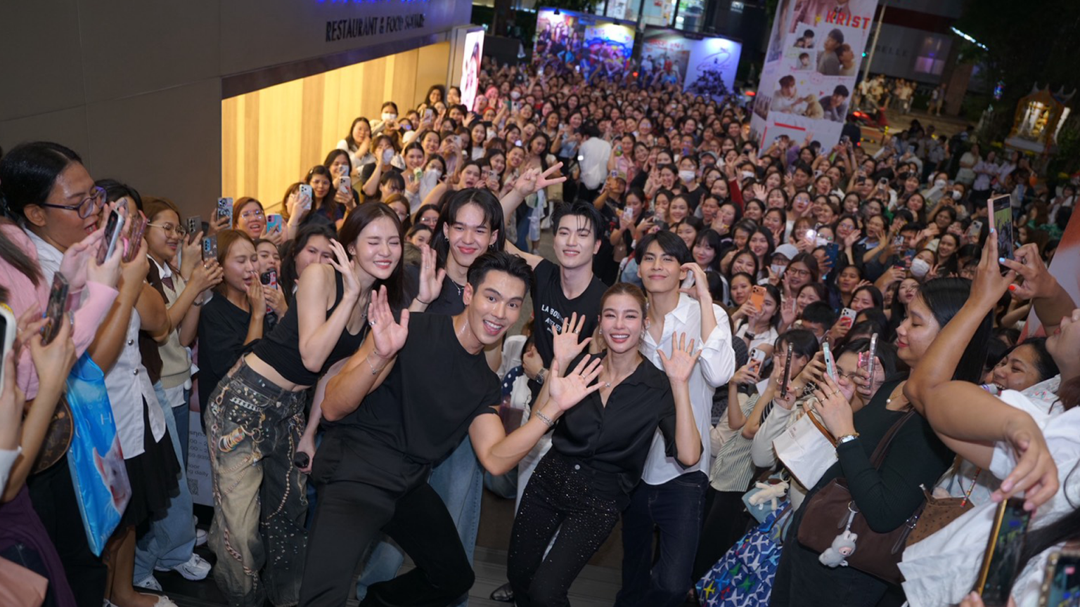 “หงสาวดี” ฟีเวอร์เกินต้าน “ตรี, วิว, ผิงผิง, อิน, โอเบย์, พูม่า” ทำเอาตึกแกรมมี่แทบแตก!!