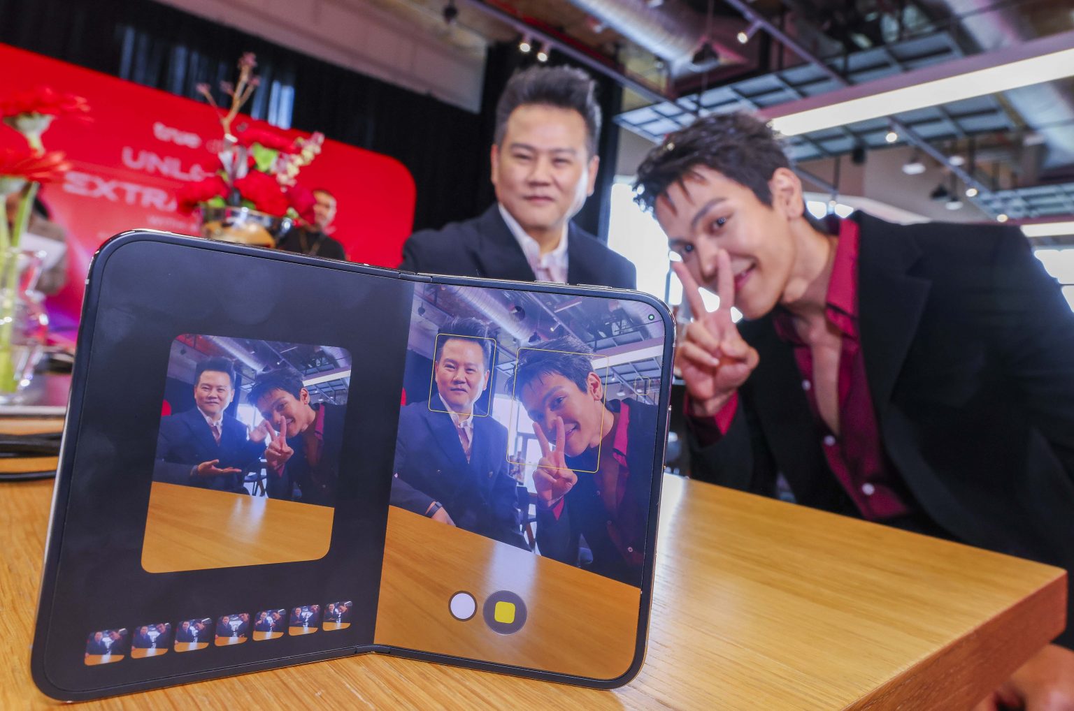 ทรู ยกระดับประสบการณ์รับ iPhone DUO วันแรก พร้อม “โปรน่าล็อก”